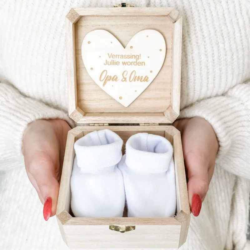Aankondigingskistje met slofjes | Opa en Oma